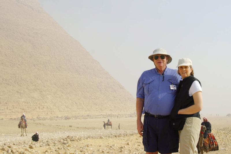 IMG_1685 A passionate embrace by the pyramids.