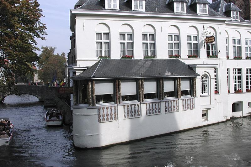 DSCN1314 A hotel on the canal.