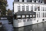 DSCN1314 A hotel on the canal.