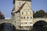 DSCN1512 A house somewhat precariously perched on a bridge.